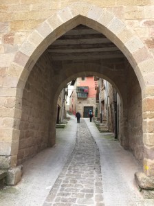 Steep street through arch in Ciranqui