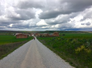 Coming down the path into Calzadilla de la Cueza