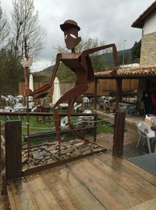 Peregrinos sculpture at Zuriain